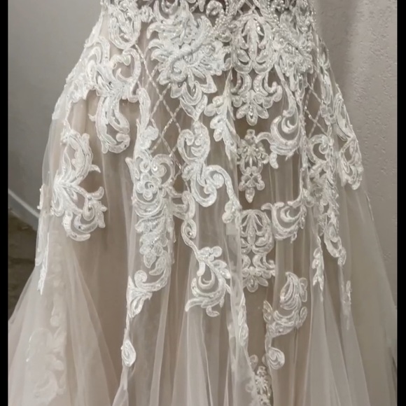 Essense of Australia Wedding Dress - Picture 4 of 10